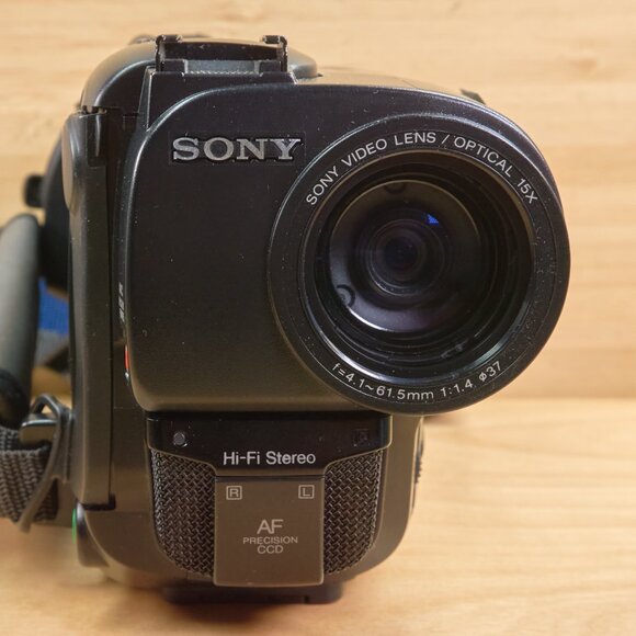 COPY - Sony Handycam CCD-TR710 NTSC Video8 Camera Camcorder, Made in Japan - Picture 5 of 8